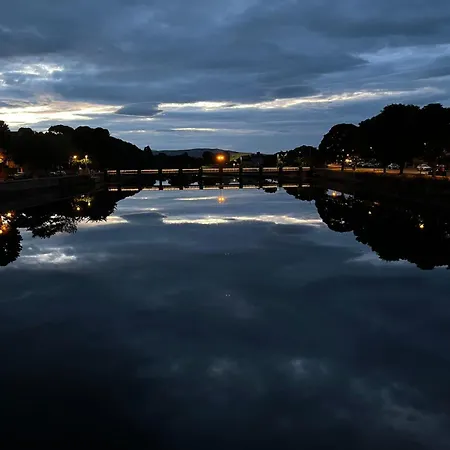 Period Townhouse In Town 펜션 *