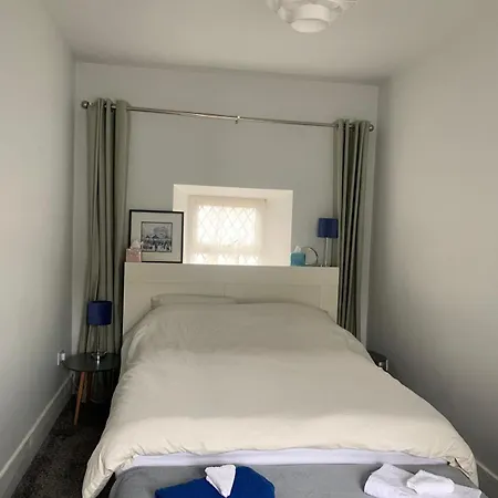 Period Townhouse In Town *