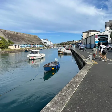 Period Townhouse In Town 위클로