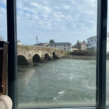 Period Townhouse In Town 펜션 위클로