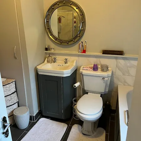 Period Townhouse In Town 위클로