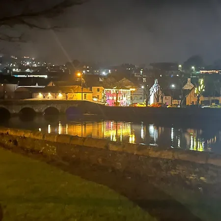 Period Townhouse In Town 펜션 위클로