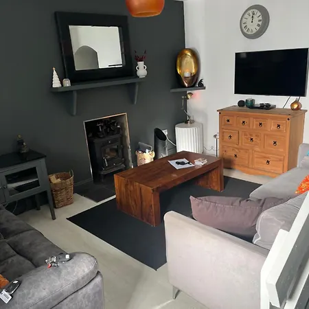 Period Townhouse In Town 펜션 위클로